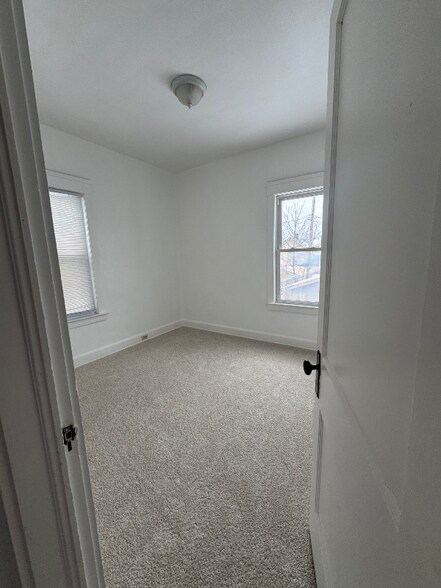 Building Photo - 2027 Chesterland Ave