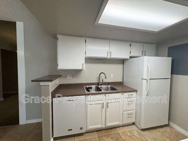 Building Photo - 8555 E Fairmount Dr