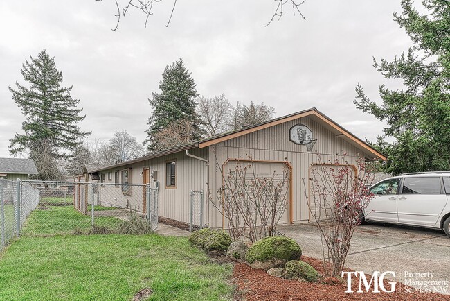Building Photo - Classical Cute Duplex w/ 2 Bed 1 Bath in Washougal!