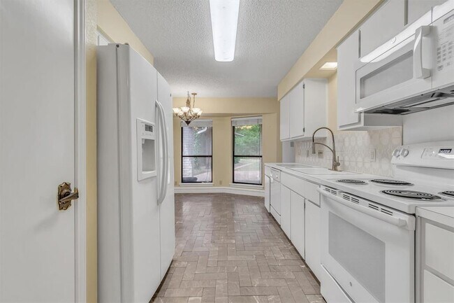 Building Photo - 5704 Lands End St