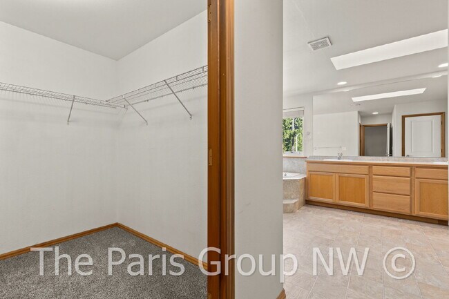 Building Photo - Beautiful Central Bothell Home. Great Floor Plan! Open Lvg Spaces, Office, Bonus Room  + XL Bedro...