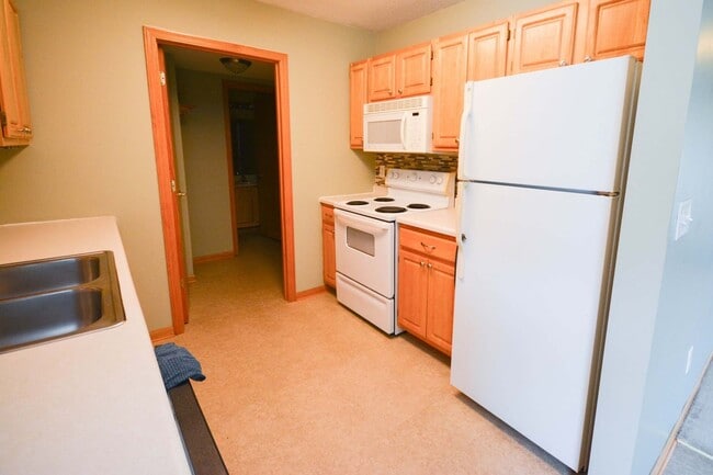 Building Photo - Hard to find end unit townhome with 2 car garage!