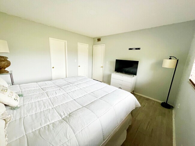 Guest Bedroom - 100 SE 6th Ave