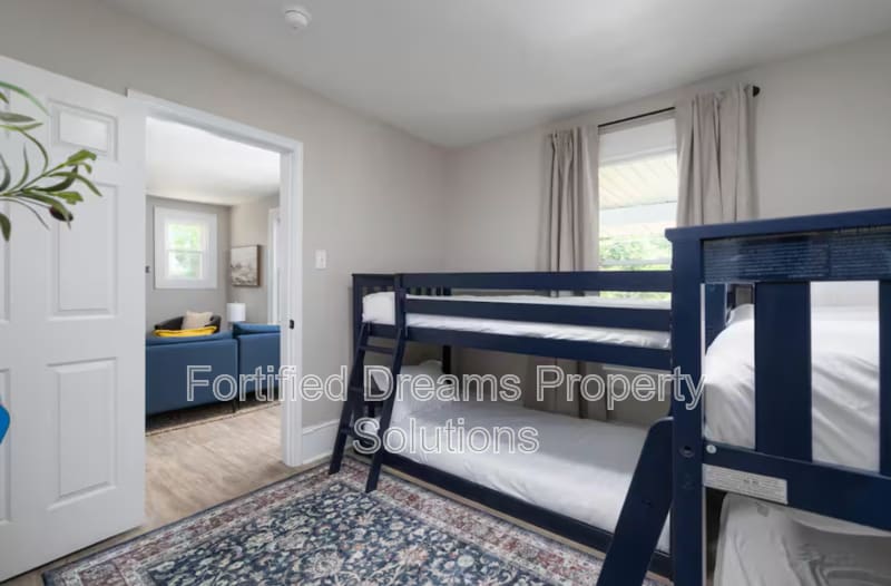 Building Photo - 913 Hutton St