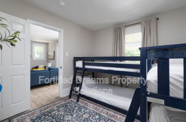 Building Photo - 913 Hutton St