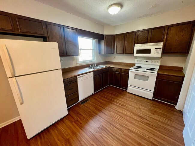 Building Photo - 860 Village Ct