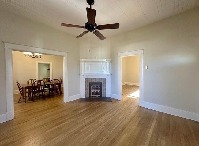 Building Photo - 715 Carter St