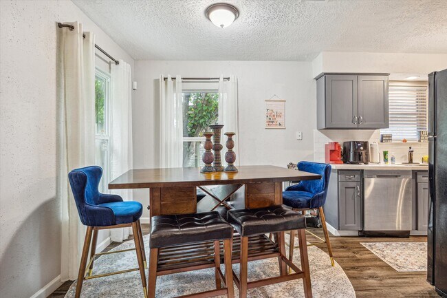 Building Photo - 5013 Valleyview Dr