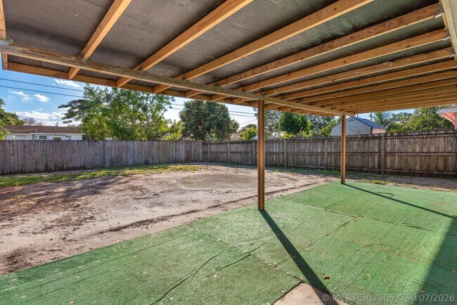 Building Photo - 220 Perry Ave