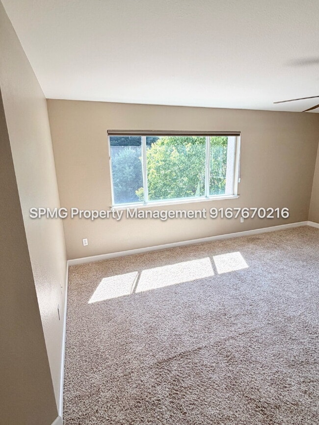 Building Photo - Beautiful 4 Bed / 3 Bath Home in Prime Roseville Location – Across from Park!