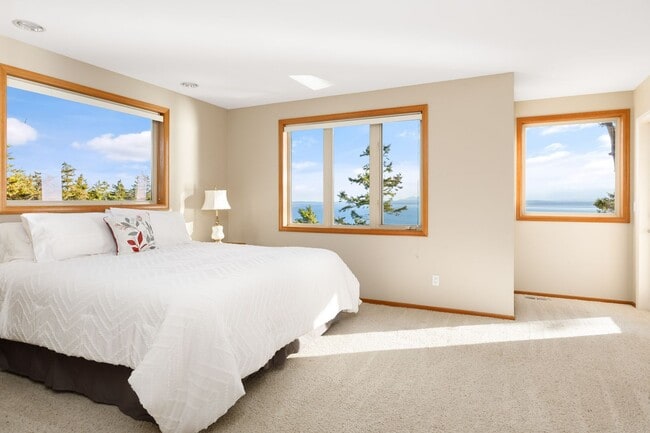 Building Photo - One Acre of Gorgeous Views and a Spacious ...