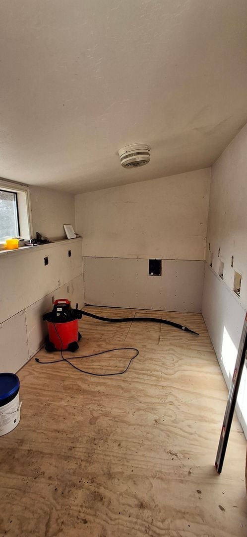 Building Photo - Newly Remodeled (Reduced!)