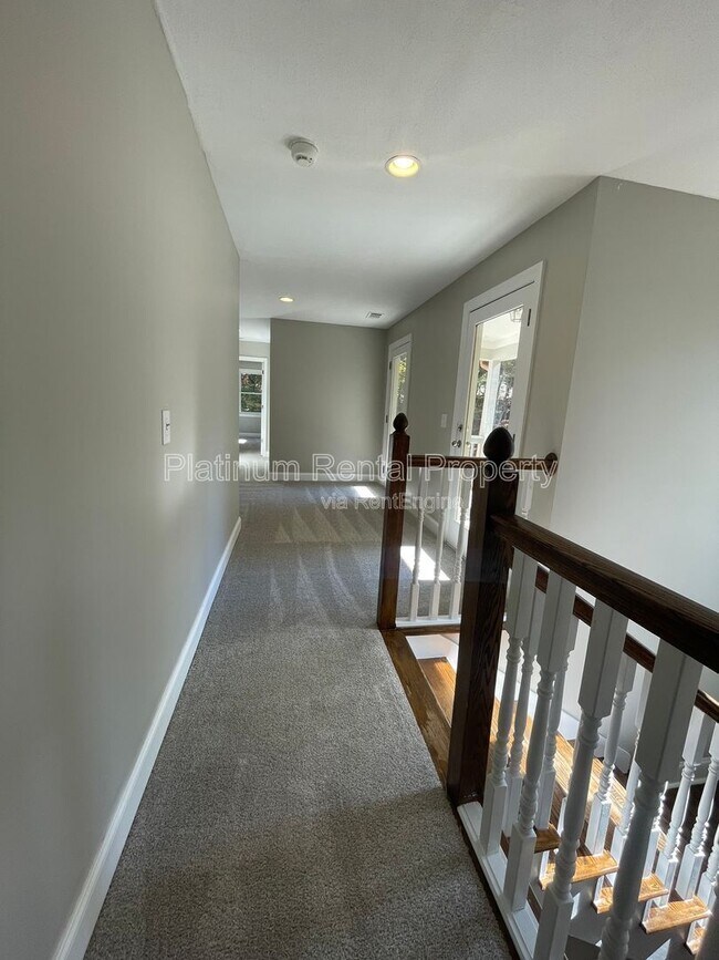 Building Photo - 1305 Smithdale Heights Dr