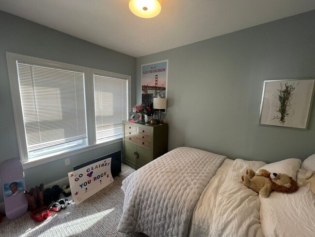 Building Photo - Very nice 3 bed 2 bath in Somerville... Don't miss out!