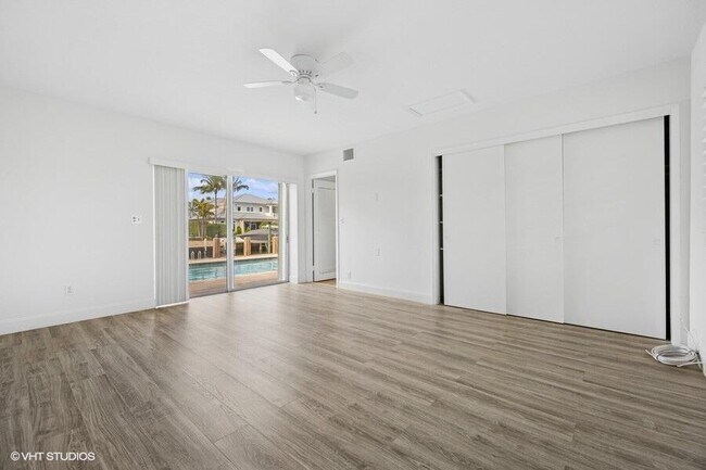 Building Photo - 2433 NE 24th St