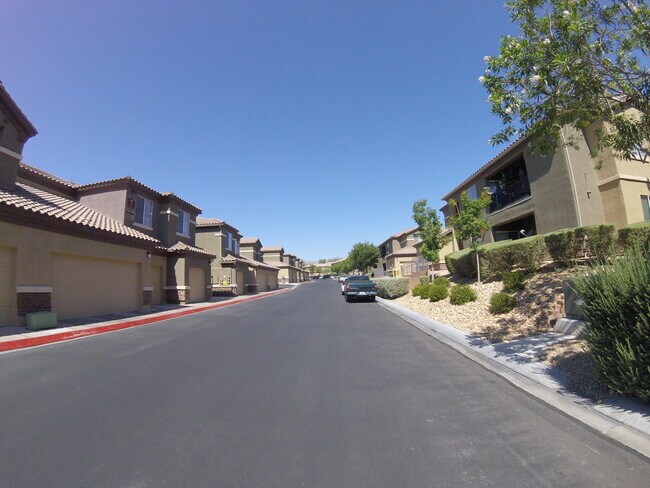 Building Photo - Spacious condo with attached garage.