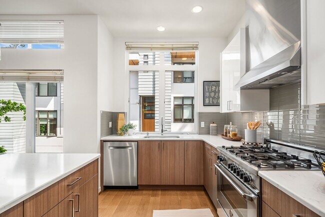 Building Photo - Fantastic Bellevue Townhouse with View...