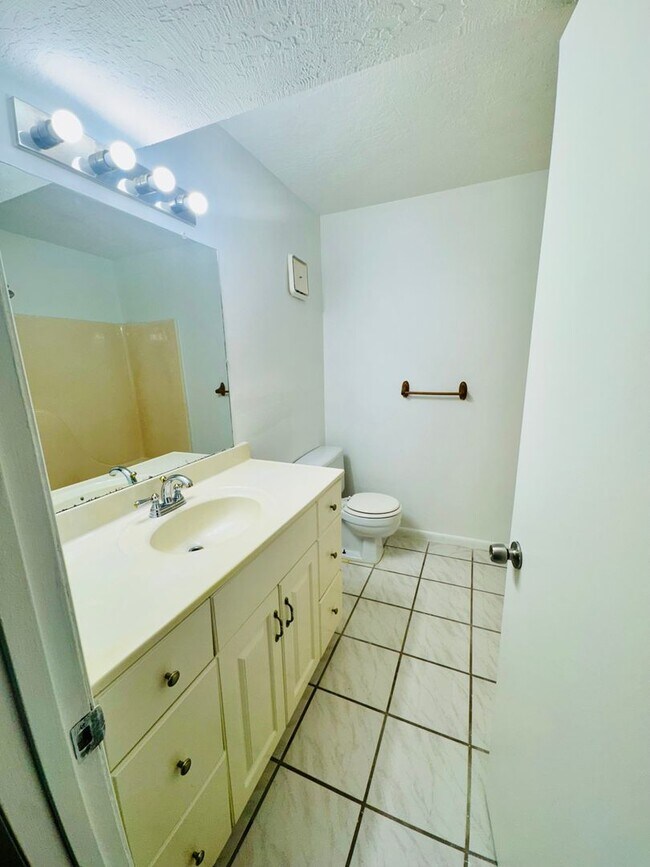 Building Photo - Spacious Ground-Floor 2-Bed/2-Bath Condo in Gated Community!