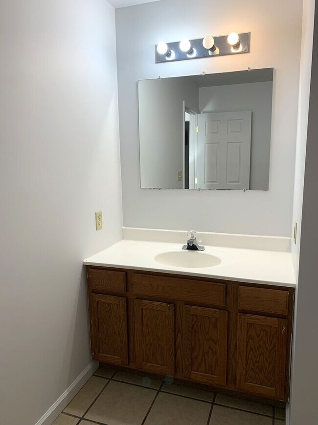 Building Photo - PERFECT COLLEGE RENTAL ONLY A HALF MILE FR...