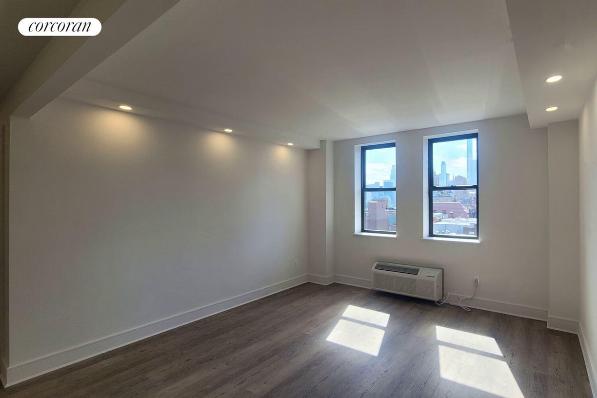 Building Photo - 45 W 81st St