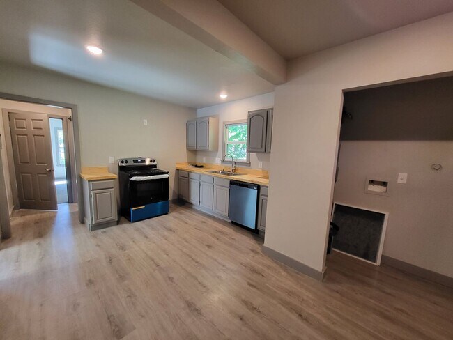 Building Photo - Completely Remodeled and Ready for Move-In