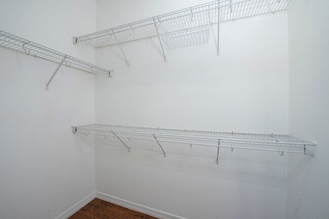 Building Photo - 2 Bedroom /2.5 bathrooms Town House. Just ...