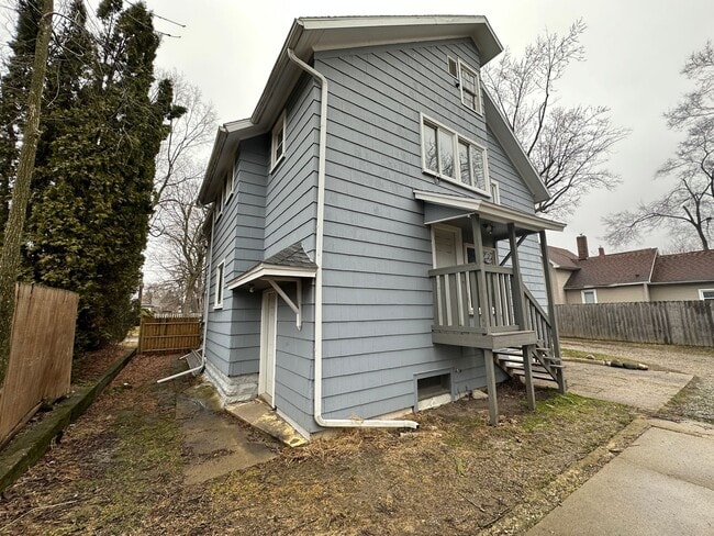 Building Photo - 619-621 Oakhill Ave