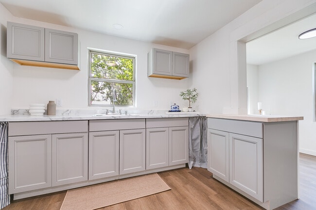 Building Photo - 512 E 18th St