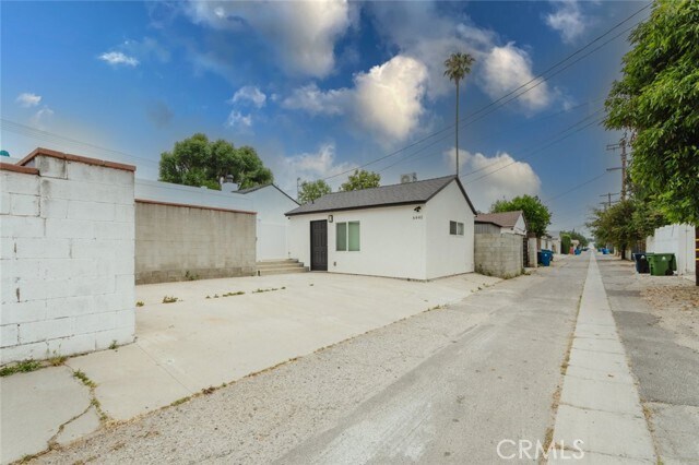 Building Photo - 6440 Lindley Ave