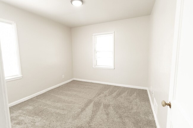 Building Photo - 5 Bed 2 Bath House