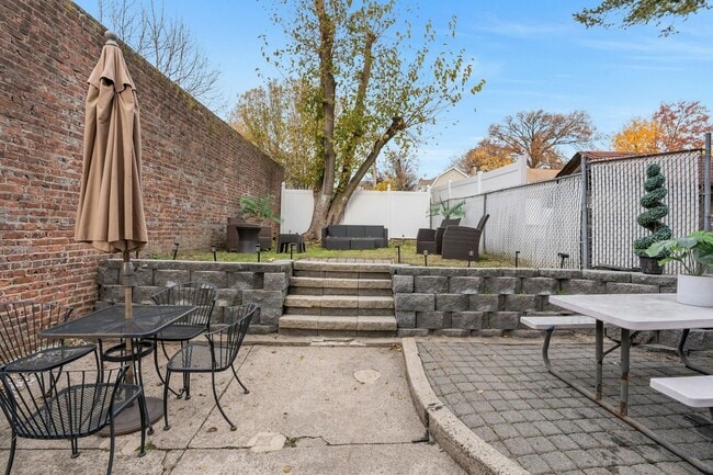 Building Photo - 68 Pine St