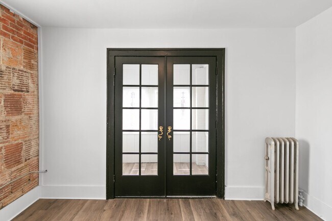 Building Photo - Second Floor Two Bedroom 1 Bath Unit Available