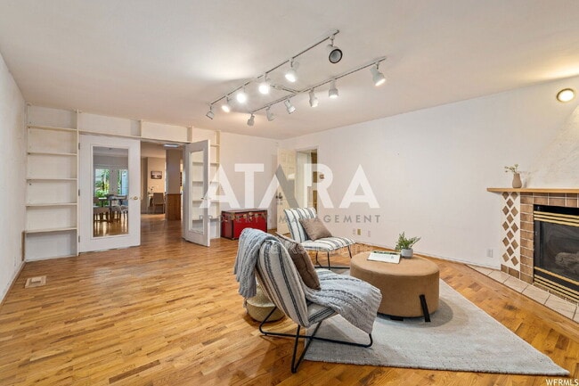 Building Photo - 1577 E Tomahawk Dr