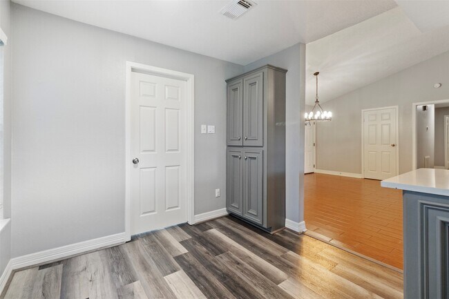 Building Photo - 210 Pecan Valley Ct