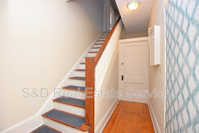 Building Photo - 709 1/2 Park Hill Ave.