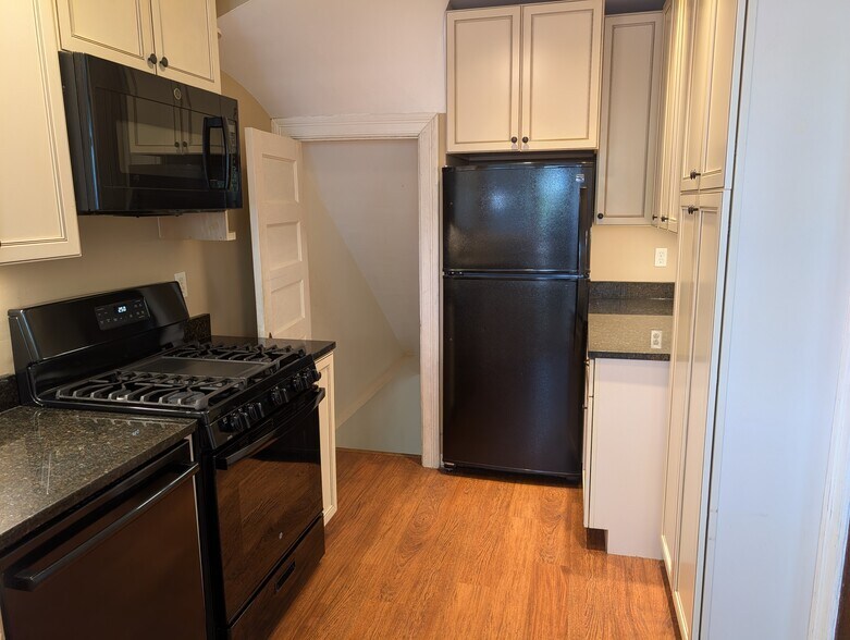 Building Photo - 3630 Warder St NW