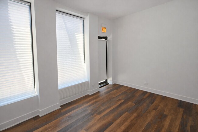 Building Photo - 1533 N Western Ave