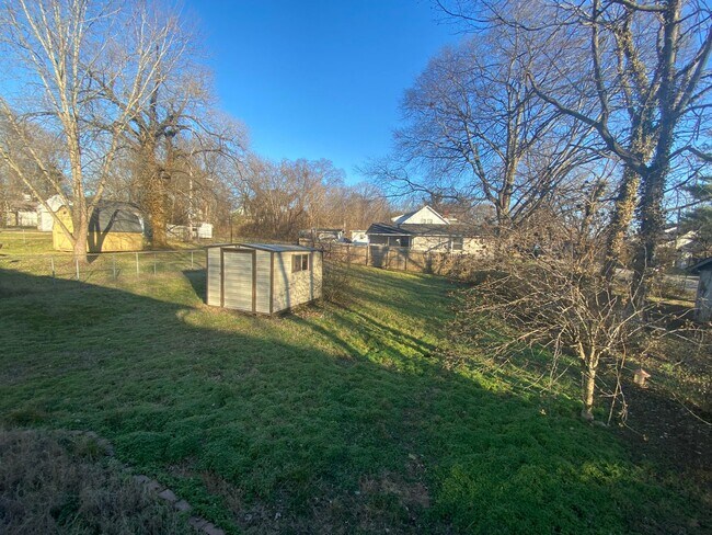 Building Photo - 1003 N 16th St