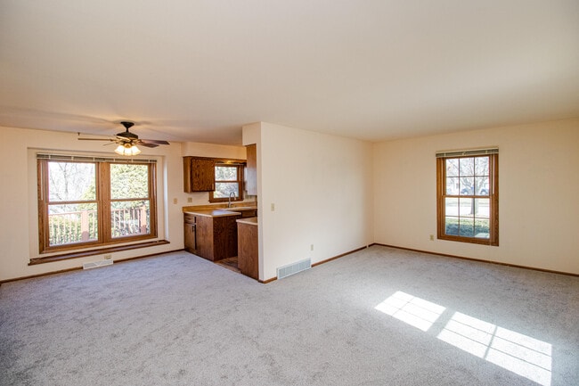 Building Photo - 1055 S Imperial Dr