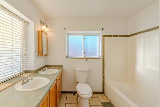 Building Photo - 609 Candelaria Rd NW