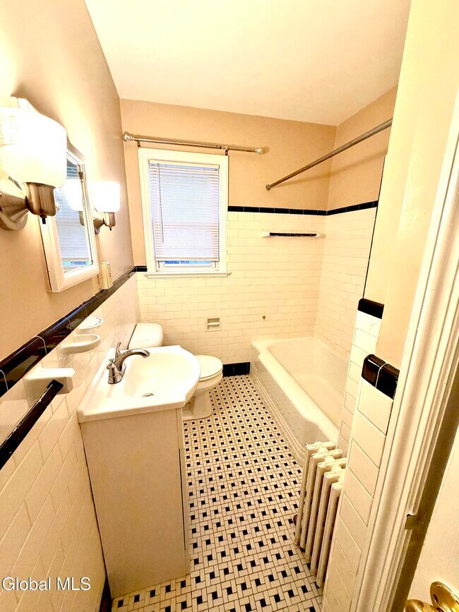 Building Photo - 2224 Crescent Rd