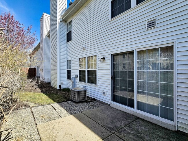 Building Photo - 464 Lancaster Dr