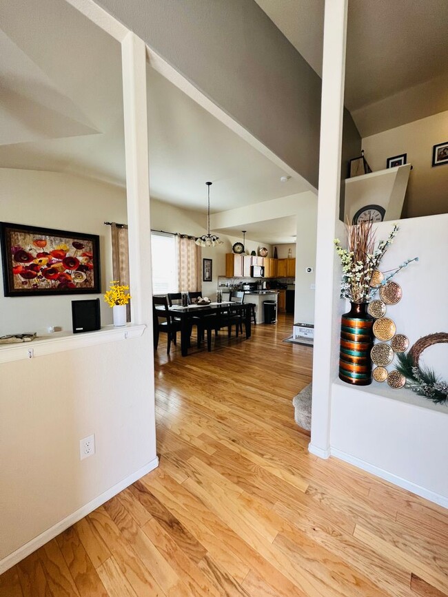 Building Photo - Gorgeous 3 bed/2.5 bath home with 3-CAR TANDEM GARAGE in Painted Sky