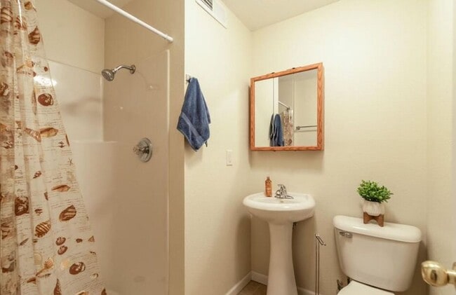 Building Photo - Spacious 4 bedroom 2 bathroom stand alone pet friendly home, with attached garage