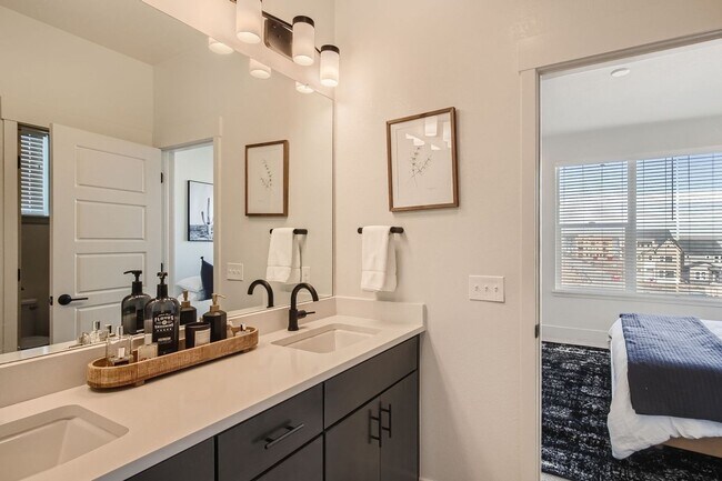 Building Photo - 3 Bedroom, 4 Bath Townhome in Broomfield