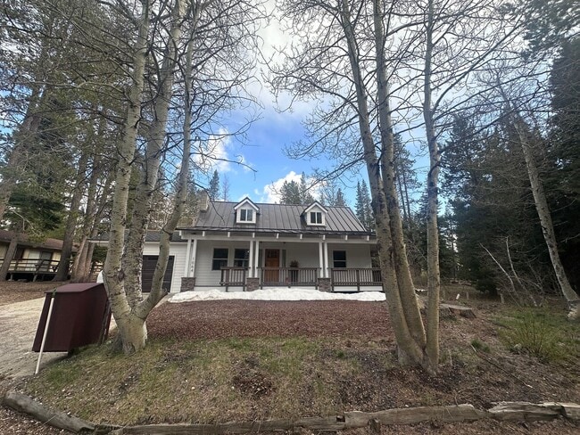 Building Photo - Charming, Fully Furnished 4 Bedroom House in Quiet Neighborhood- Pet Friendly!