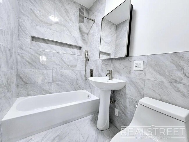 Building Photo - Massive 3,000+ Sq Ft 4BD/2BA Duplex with H...