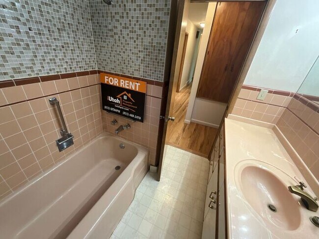 Building Photo - 4 bdrm 3 bth plus a Den/office Home 2 Car ...
