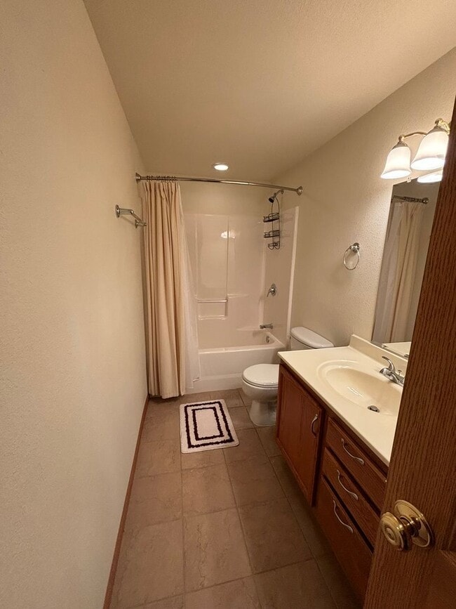 Building Photo - 3 BED | 3 BATH | TOWNHOME | DOUBLE GARAGE | WEST