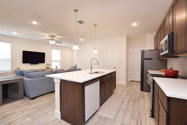 Building Photo - 424 Parkline Dr